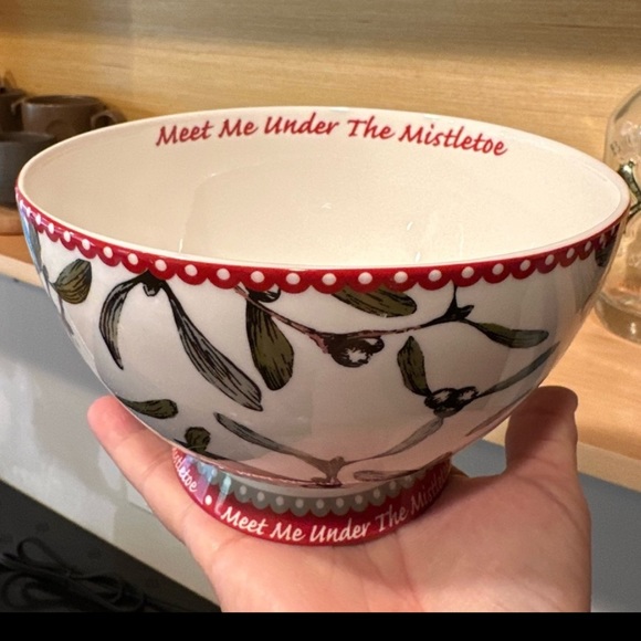 Large Porcelain Christmas Bowl "Meet me Under The Mistletoe" - Picture 2 of 5